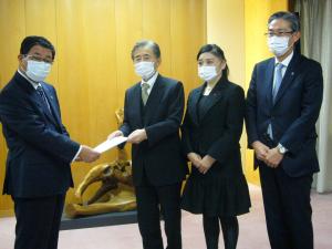 古田知事に人事委員会勧告書を手交