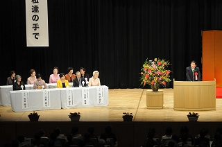 岐阜市内で、全国食生活改善大会並びに第41回全国食生活改善推進員団体連絡協議会大会に出席の画像