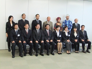 県庁で、ぎふ国際協力大使委嘱式・帰国報告会に出席の画像