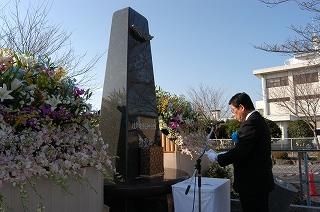 各務原市内で、岐阜県防災航空隊殉職者慰霊碑除幕式・慰霊祭に出席の画像