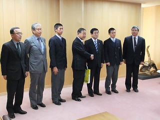 県庁で、大垣日本大学高等学校野球部の皆さんと面談の画像