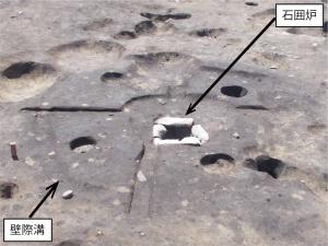 発掘区で確認した竪穴建物の写真です