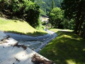 渓間工を上流から見た画像