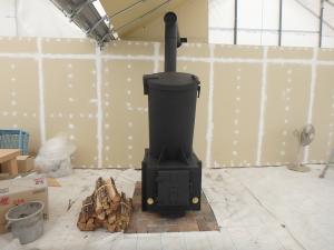 薪ストーブと薪の写真