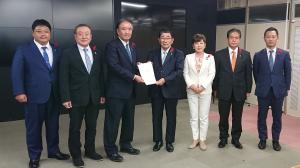 県議会県民クラブ要望書受領写真