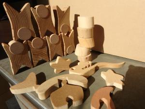 さるぼぼ形の木のおもちゃなど