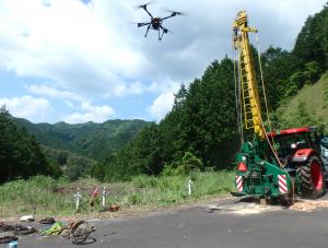 ドローンでワイヤを運搬している様子