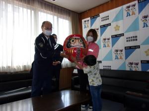 恵那市女性協議会より贈られた交通安全祈願だるま