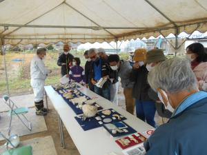 出土した遺物を見学する様子