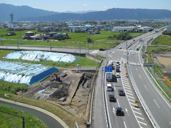 平成23年度8地点発掘区近景（東から撮影。写真右側は国道21号）1