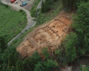 平成5年から平成7年に調査した寺屋敷遺跡の全景写真です