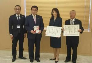 交通遺児激励のための寄附及び県図書館への図書寄贈を受領並びに感謝状を贈呈