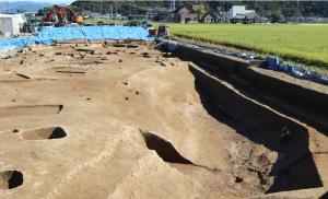 芥見町屋遺跡でみつかった弥生時代から古代の竪穴建物群や古代の大溝の様子です。