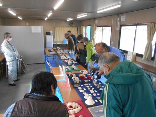 現地見学会での遺物展示の様子です。