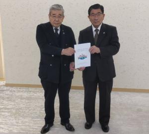 涌井史郎 県森林技術開発・普及コンソーシアム理事長らから、森林・林業・木材産業活性化の推進に関する要望書を受領