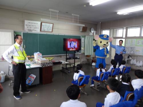 手をあげる、こあんちゃん