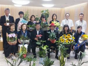 ぎふ花と緑の振興コンソーシアム理事長らより県産花きを受領