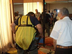 山岳装備品を着装し説明