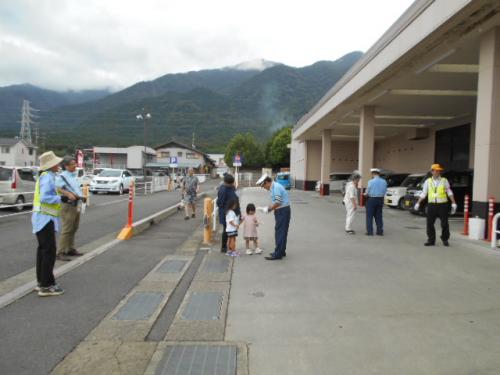 スーパーマーケットでグッズ配布