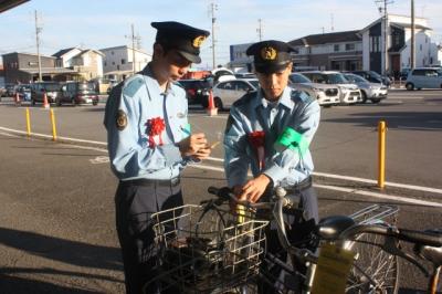 プラント6駐輪場において、自転車の警告書等を取り付けている状況