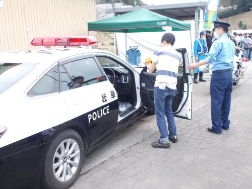 もんでこかみいしづでパトカーの展示