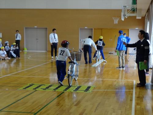 模擬踏切を渡る状況