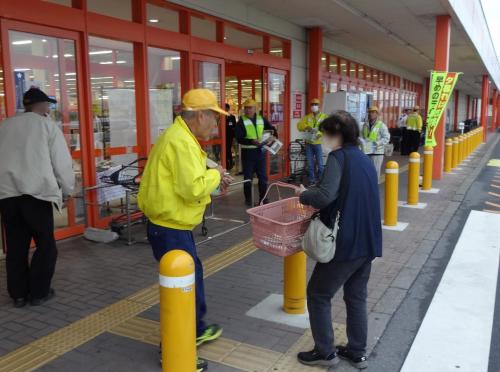 安全協会員が配布している状況