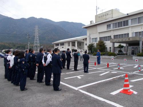 消防訓練を警察署駐車場で実施
