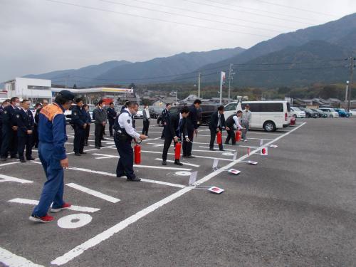 消防の指導で消火器訓練を実施