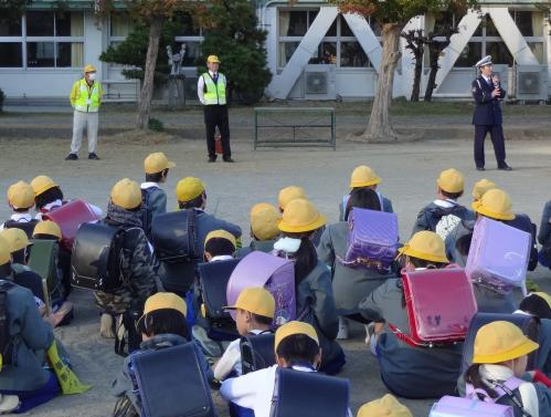 養老小学校での下校指導