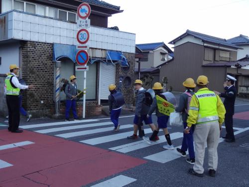 横断歩道上での下校指導