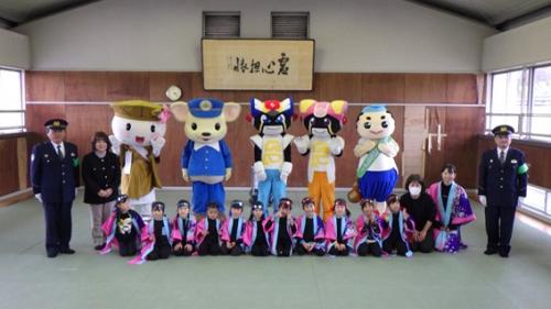 出発式で鼓笛の演奏をしてくれた園児7と記念撮影