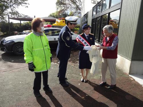 啓発品を手渡すところ