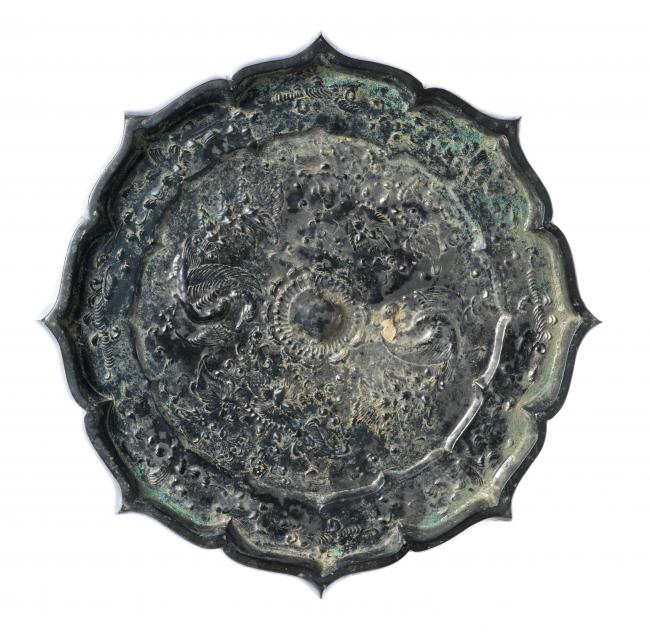 瑞花双鳥八稜鏡背面