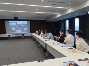 2040年問題を踏まえた可茂地域における医療提供体制の確保への中部国際医療センターの取組や課題について説明を受ける委員