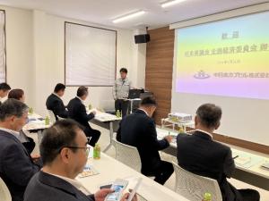 中日本カプセル(株)において、カプセルタイプの健康食品の受託生産について、説明を受ける委員