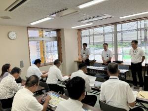 岐阜県クリスタルパーク恵那スケート場において、リンクの維持管理について、説明を受ける委員