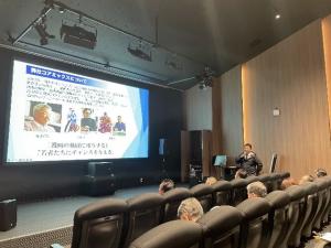 アーティストビレッジ阿蘇096区において、次世代の漫画家の発掘・育成や漫画による新規ビジネスについて、説明を受ける委員