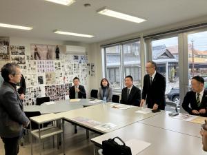 テキスタイルマテリアルセンターにおいて、世界三大ウール産地である尾州の現状について、説明を受ける委員