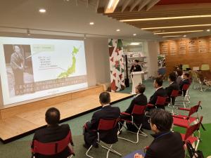 三星毛糸(株)において、衣料向け繊維素材の企画・製造や自社ブランド事業について、説明を受ける委員