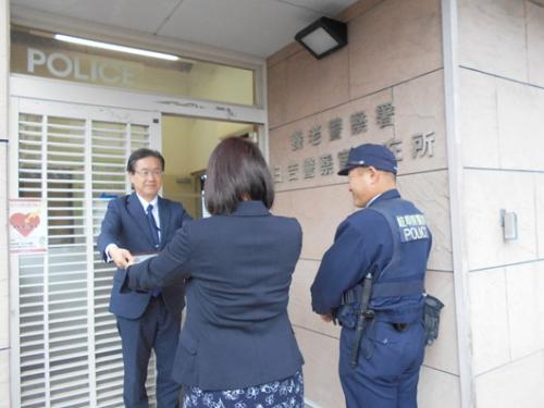 日吉駐在所奥様に本部長感謝状の贈呈
