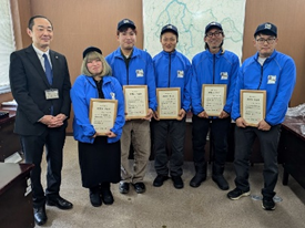 証書を受け取った新規就農者画像