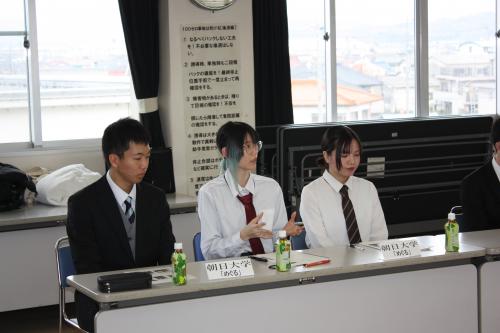 「めぐる」の学生が発表している状況2