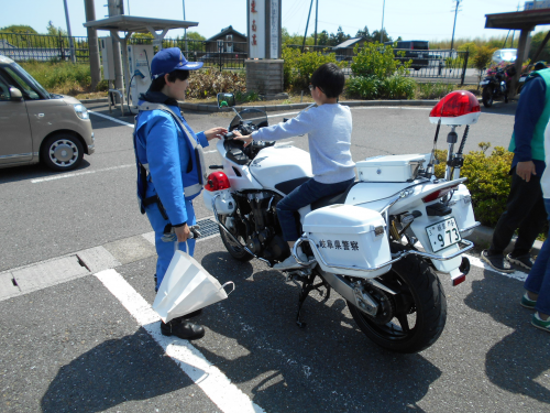 子供が白バイに乗っています