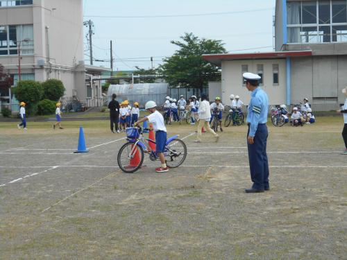 児童が自転車に乗って、練習しています。