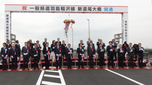 テープカット記念撮影