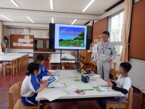 職員が児童に棚田について説明している写真