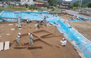 北側の道路から見た発掘作業の様子です。