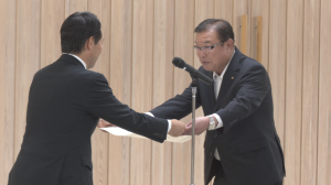 感謝状を手渡す様子