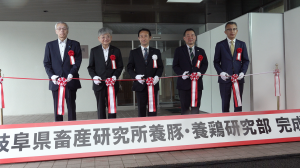 テープカットの様子